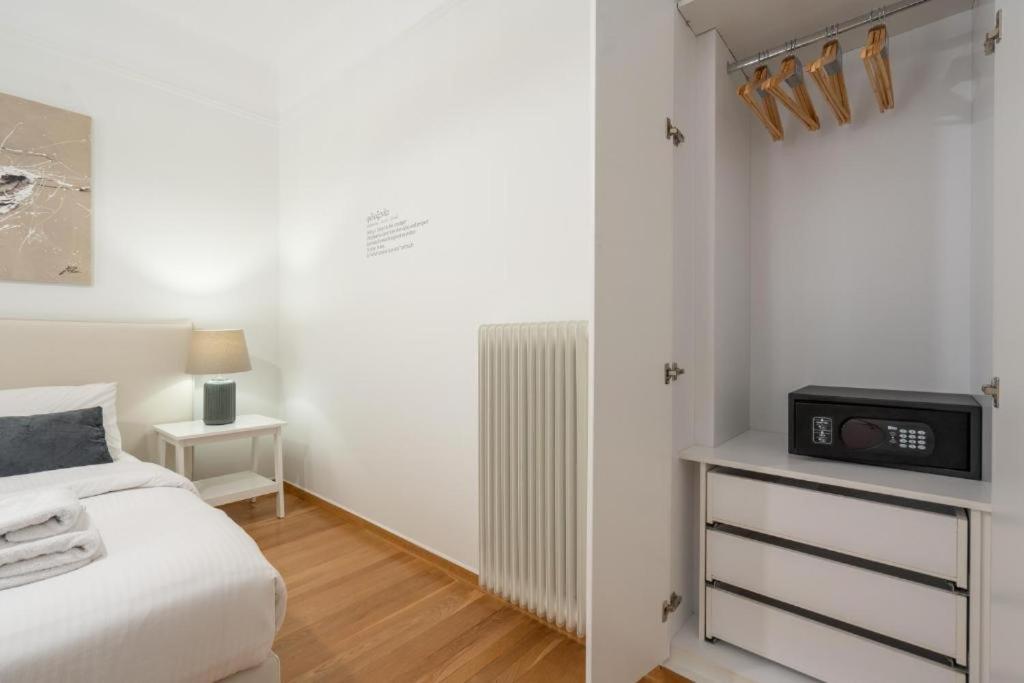 Vibrant Urban Getaway: Modern 1-Bedroom Near Bars, Parks, And Metro Athén Kültér fotó